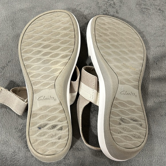 Clark’s Cloudsteppers sandals size 7, worn a few times. Khaki/Cream - Picture 5 of 6